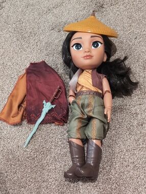 Disney Raya Doll with Brown Hair, Green Outfit & Gold Hat